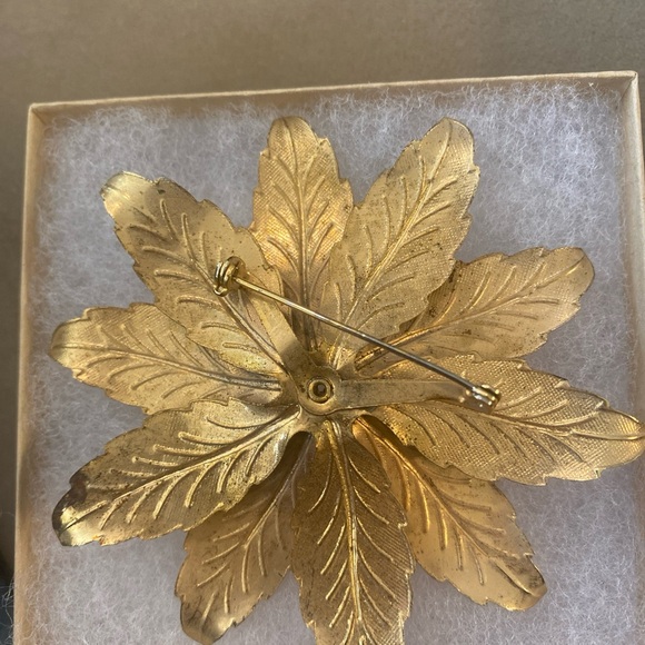 Vintage Mid Century Gold  Flower Pointsetta Hand Painted Brooch Pin - Picture 3 of 3